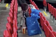 B体育电竞直播-1-0英格兰后，日本球迷徒手清理垃圾让对手看呆了，网友批其作秀